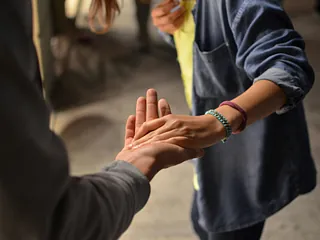 Ein Mann gibt dem anderen die Hand