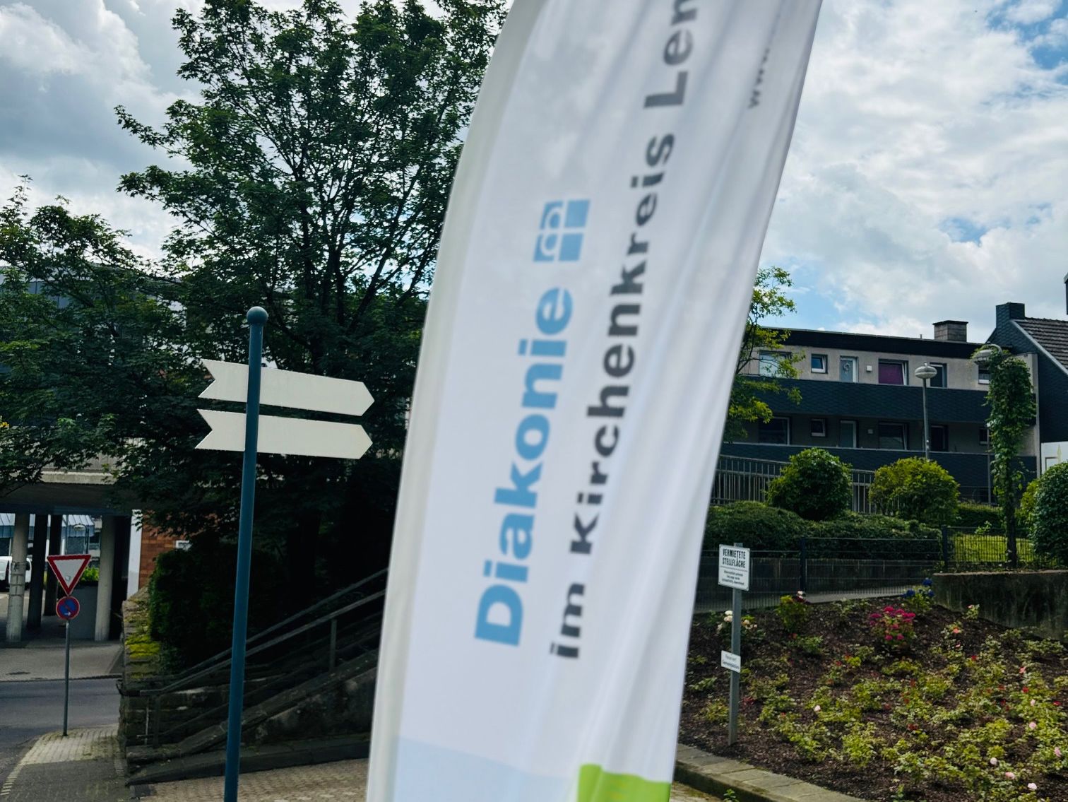 Diakoniefahne vor Beratungszentrum Remscheid