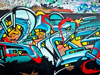 Buntes Graffiti auf Hauswand
