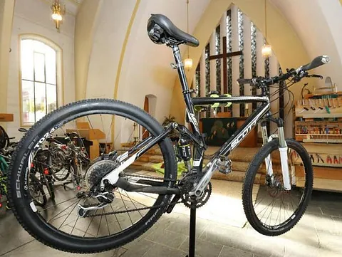 Fahrrad in aufgebockt zur Reparatur
