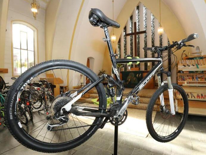 Fahrrad in aufgebockt zur Reparatur