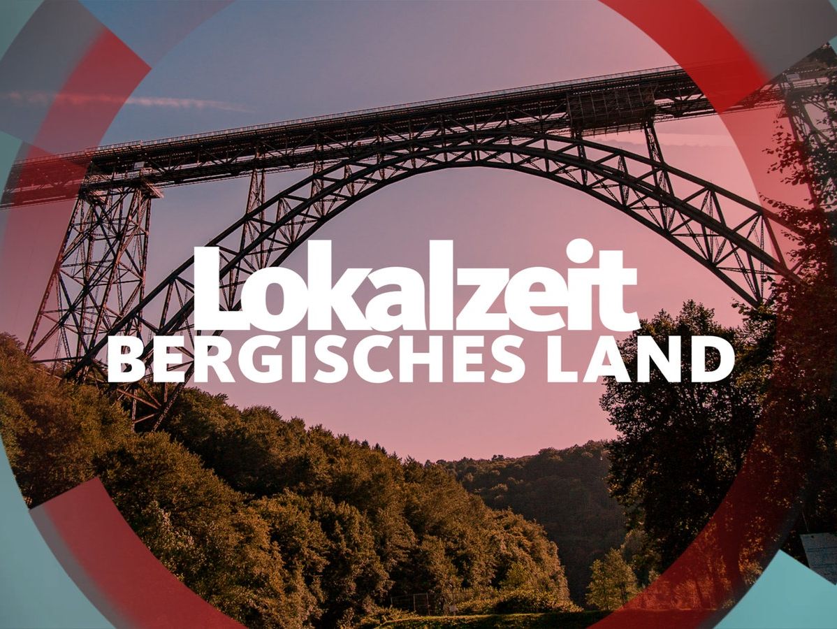 3 weiße Federn mit Datum und Uhrzeit des Gedenkgottesdienst