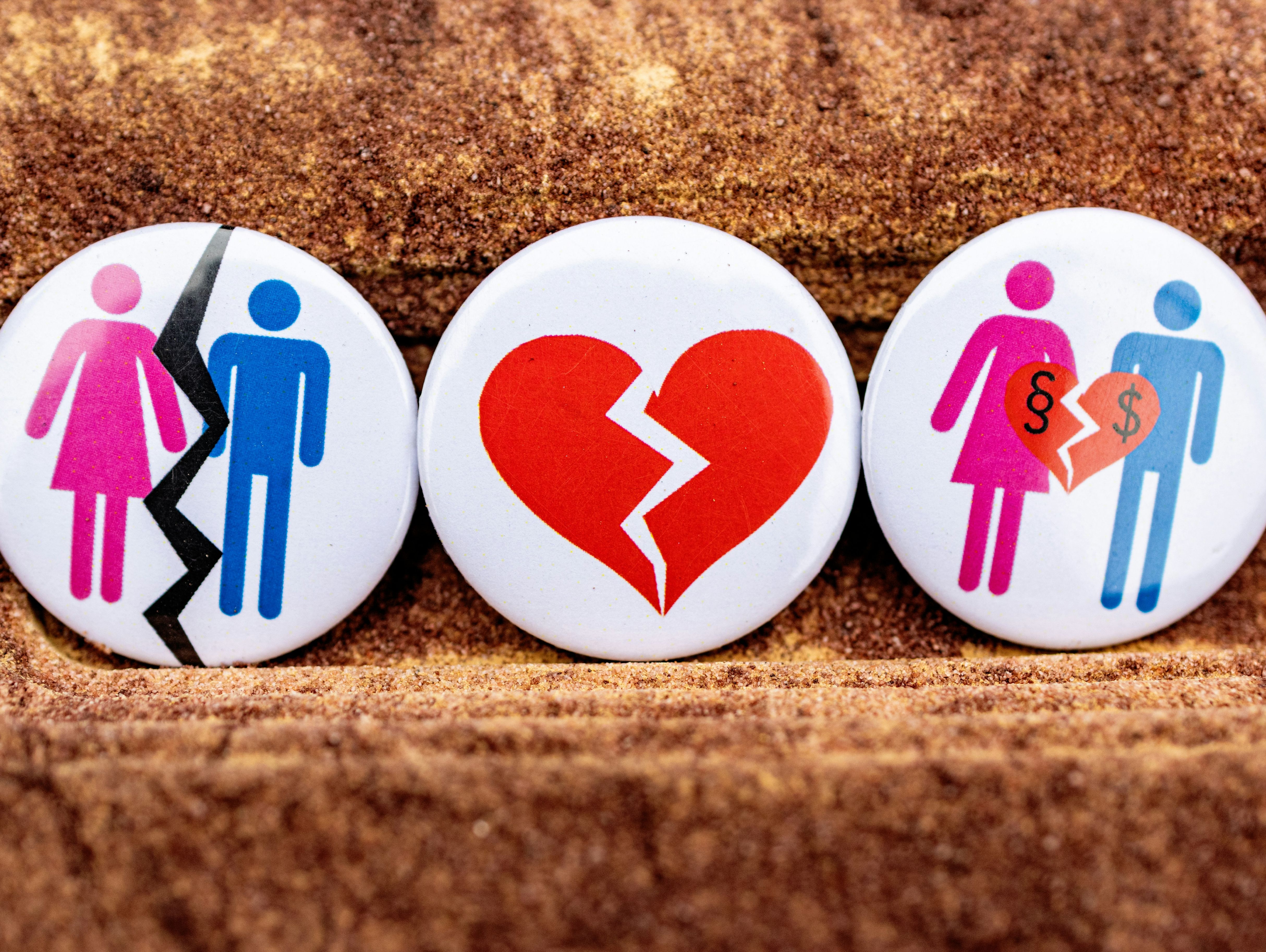 3 Buttons zeigen ein Herz und Paaricons mit Trennungslinie
