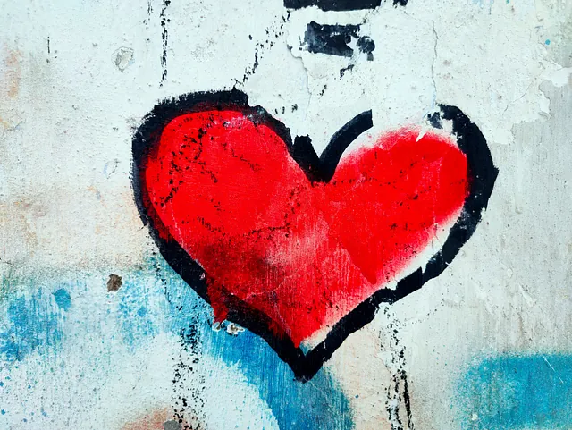 Rotes Herz auf Hauswand gemalt
