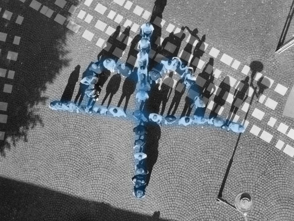 Luftaufnahme Mitarbeiter:innen bilden das Kronenkreuz