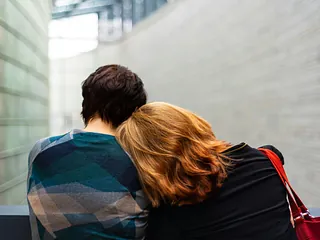 Frau lehnt sich mit Kopf an Schulter vom Mann