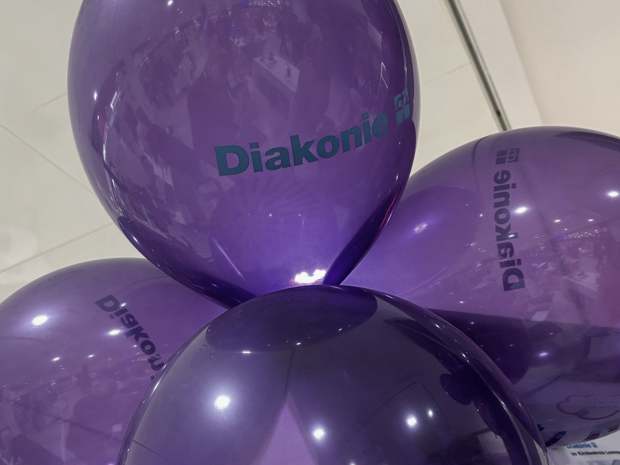 Lilafarbene Diakonie Ballons