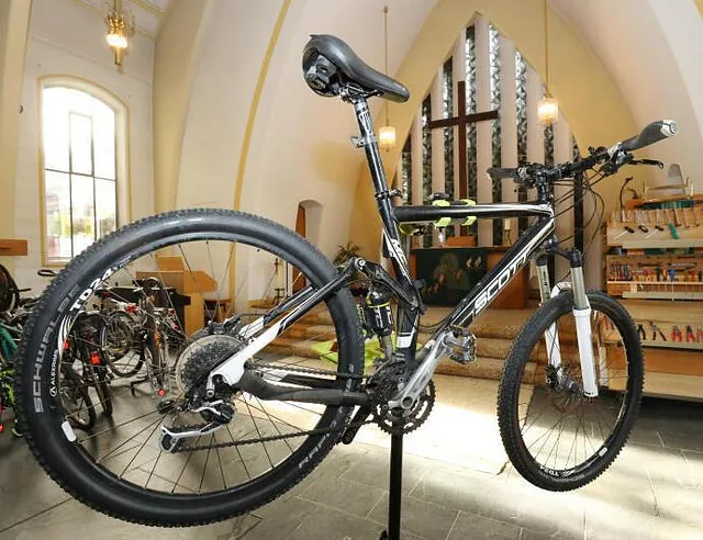 Fahrrad in aufgebockt zur Reparatur