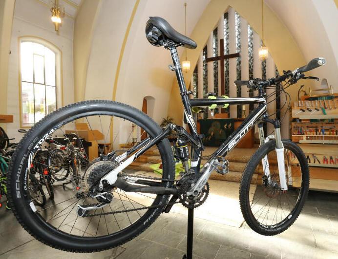 Fahrrad in aufgebockt zur Reparatur