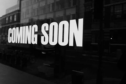 Schild mit Aufschrift " coming soon"
